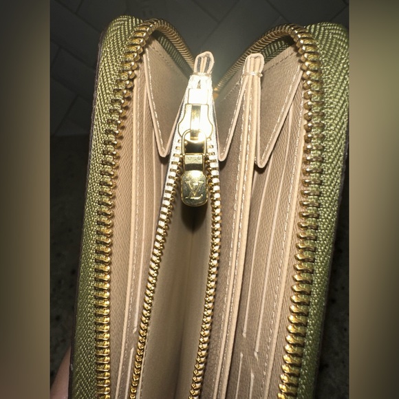 Louis Vuitton Women’s Zippy Wallet Limited Edition - Picture 9 of 11